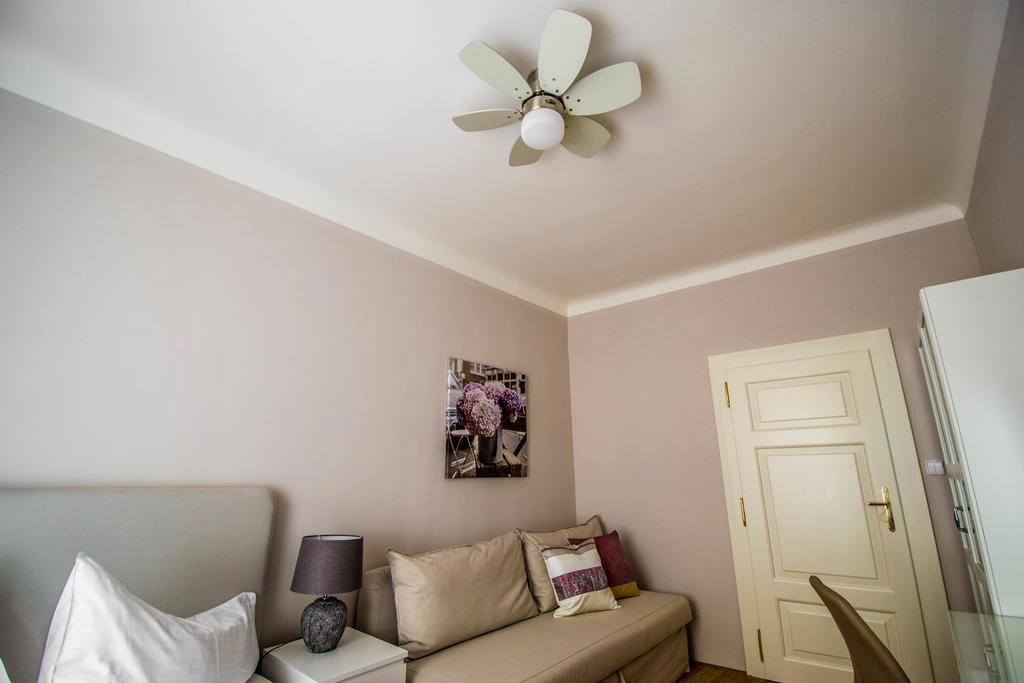 Unique Apt 250M From The Charles Bridge Apartment Praha Bagian luar foto